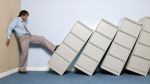 職場で「有害な出来事」を体験した人は、どう乗り越えたのか