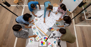 内側から組織を変革するカギは、挑戦的な「テーマ設定」にあり＜sponsored＞