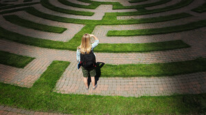 若い女性が職場で直面する男女格差と年齢差別の実態