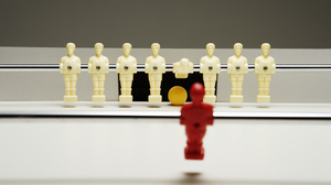 新入社員の給与が上がると、優秀な既存社員は真っ先に辞めていく