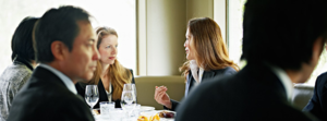 交渉の席で「食事」をともにするのは、プラスかマイナスか？