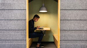 ハイブリッドな働き方が職場に有害である理由