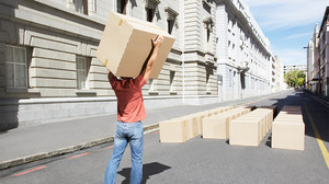 自分の評価を下げることなく周囲に助けを求める方法